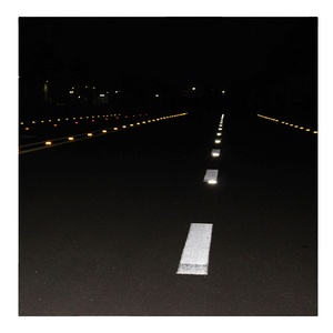 Réflecteurs routiers 3M Tacha Round Vial, yeux de chat, en verre, aluminium, plastique, à encoches, pour chaussée - Product Image 1