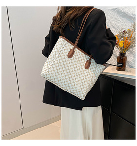 Sac fourre-tout messager en cuir PU pour femme 2025, sac à bandoulière zippé en polyester, grande capacité, tendance, été, hiver, automne, printemps - Product Image 1