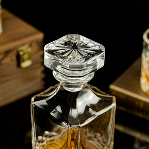 Vente en gros d'usine, carafe à <span class=keywords><strong>whisky</strong></span> de luxe gravée de 700 ml, sans plomb, en cristal de diamant, certifiée LFGB, logo personnalisé, pour un usage domestique - Product Image 2