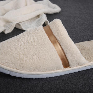 Pantoufles Jetables en Velours Corail à Bout Ouvert, Épaisses et Élégantes, Idéales pour Hôtels, Voyages, Hôtes, Salons de Beauté et Gîtes - Product Image 3