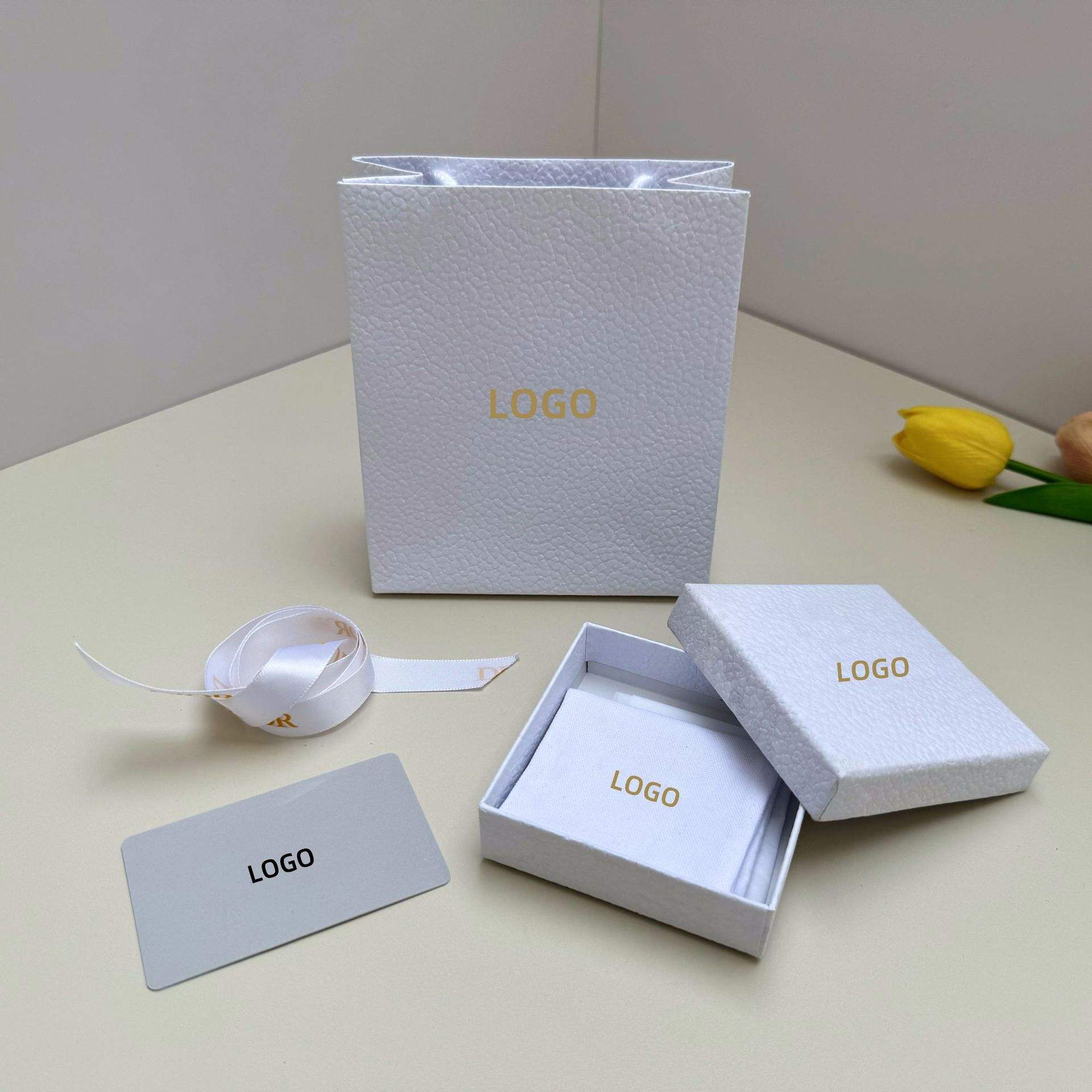 + ตัวอักษรสีทอง