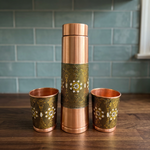 Jarra de Cobre Puro Cepillado Premium para Mesita de Noche con Juego de 2 Vasos, Botella de Agua de Cobre con Patrón de Filigrana Meenakari Antiguo en Relieve - Product Image 3