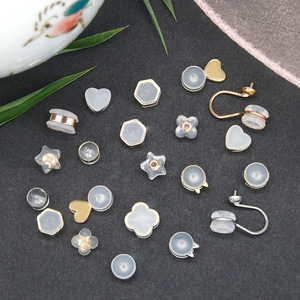 Tapones de silicona transparentes con adornos dorados, accesorios para pendientes, piezas de joyería unisex de latón con forma de corazón para pendientes - Product Image 2