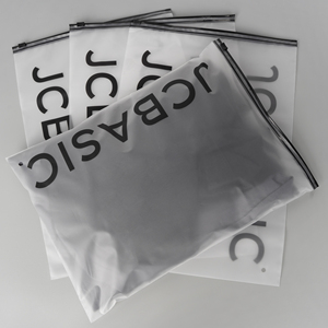 Sacs d'emballage pour vêtements en plastique givré avec fermeture éclair, personnalisables avec votre logo, en polyéthylène recyclé - Product Image 3