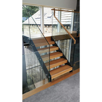 Escalier moderne en L à double latéral avec poutres latérales, en bois de chêne blanc américain, avec garde-corps en verre trempé à un seul côté
