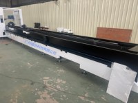 Machine de découpe de tubes/tuyaux en métal par laser CNC avec fonction d'alimentation auxiliaire automatique, système de contrôle Cypcut, configuration 3 axes