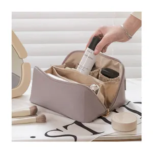 महिलाओं के लिए मेकअप बैग बड़ी क्षमता वाला वाटरप्रूफ ट्रैवल टॉयलेटरी पाउच सॉफ्ट पीयू कॉस्मेटिक बैग