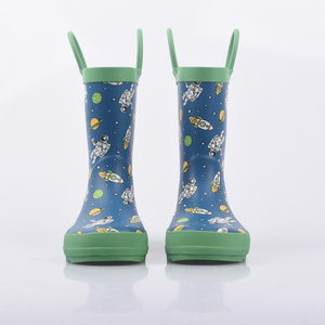 Bottes de pluie imperméables pour enfants avec une coloration bleu-vert, ornées d'imprimés d'astronautes et dotées d'un anse de transport - Product Image 2