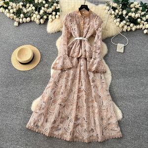Robe de soirée de luxe à broderies lourdes et ajourées, manches cloche, pour banquets formels - Product Image 1