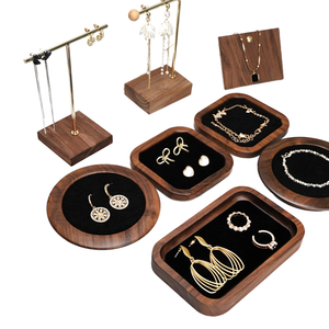 Ensemble de présentoirs à bijoux modernes en bois de noyer avec doublure en velours pour boucles d'oreilles, colliers et bracelets, plateaux et supports carrés et ronds - Product Image 1