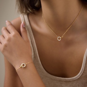 Conjunto de Joyería de Acero Inoxidable Chapado en Oro de 18K para Mujer |   Collar y Pulsera con Números Romanos y Circonitas para Compromiso y Aniversario - Product Image 2