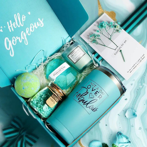 Coffret Cadeau Bain Relaxant Lavande : Bougie Parfumée Hydratante Nettoyante Marque Blanche, Panier Exfoliant et Kit Soin Peau - Product Image 2