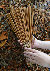 Bâtons d'encens artisanaux en bois d'agar avec cœur en bambou 20cm 30cm 40cm, arôme naturel de bois de santal pour la méditation, le yoga et la prière - Product Image 2