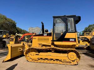 Topadora de cadenas Caterpillar D5C amarilla, equipo de construcción con cuchilla y motor para tareas de movimiento de tierras - Product Image 3
