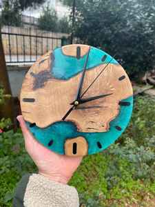 Horloge murale en résine et bois artisanale, conçue pour rehausser la décoration intérieure avec des motifs élégants et un art unique - Product Image 3