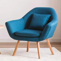 Fauteuil de salon confortable avec dossier et pieds en bois orange, style nordique moderne