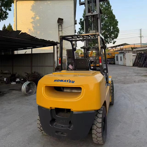 Chariot élévateur diesel d'occasion fiable de 2,5/3/4/5/7/10/15/16/25/30 tonnes KOMATSU FD50 FD30 FD70 7 TONNES avec rayon de braquage de 2075 mm - Product Image 1