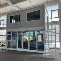 Maison modulaire à deux étages avec conteneur détachable, structure en acier blanc, façade vitrée, terrasse sur le toit, escalier pour usage en usine, usine industrielle ou bureau