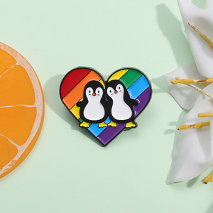 Adorabile coppia di pinguini spille personalizzate con smalto amore e orgoglio cuore arcobaleno spilla distintivi gioielli LGBT regalo per persona preferita - Product Image 3