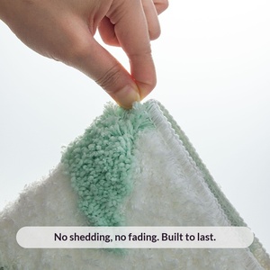 שטיח אמבטיה מרופד עבה עם תחתית TPR נגד החלקה, סופג מים ומתייבש במהירות, עם הדפס עלים מרובעים. - Product Image 3