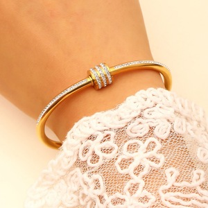 Bracciale in Acciaio Inossidabile PVD Oro, Chiusura a Vite a Forma di C con Diamanti Incastonati, Impermeabile, per Donne, Resistente allo Sbiadimento - Product Image 2