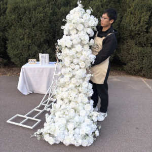 Camino de Mesa Floral Artificial Blanco al por Mayor DKB, Camino de Mesa de Flores Artificiales de Seda Blanca, Arco de Flores para Boda - Product Image 1