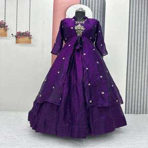 Conjunto Étnico de Diseñador con Blusa Corta, Lehenga Larga y Chal Coordinado, Ideal para Fiestas y Bodas - Product Image 3