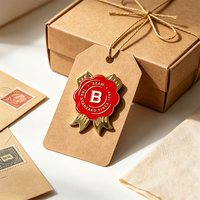 Épinglette personnalisée en émail dur avec ruban rouge, logo plaqué or, badge métallique avec emballage carte, broche promotionnelle souvenir de marque