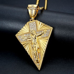 Colar Dina Trendy Hip Hop com Pingente Cruz de <span class=keywords><strong>Jesus</strong></span> Cristo Banhado a Ouro 18K em Aço Inoxidável com Zircônia e Corrente de Pérolas Quadradas Cravejadas - Product Image 1