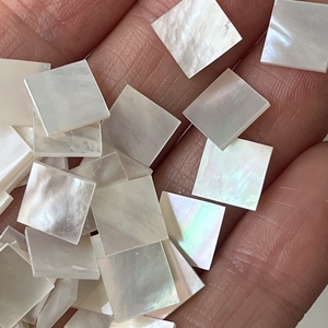 แผ่นมุกสีขาวทรงสี่เหลี่ยมขนาด 8x8x0.9 มม. สำหรับงานฝีมือ DIY เครื่องประดับ - Product Image 2