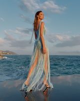 Robe longue LM D312 bleu ciel à paillettes et franges, bretelles spaghetti, col drapé, fente haute, à franges, coupe trapèze, robe de soirée élégante en satin