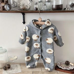 Mono con Capucha Gris <span class=keywords><strong>para</strong></span> Bebé Recién <span class=keywords><strong>Nacido</strong></span> con Estampado de Cordero, un Conjunto Cálido y Suave <span class=keywords><strong>para</strong></span> Invierno, Apto <span class=keywords><strong>para</strong></span> Bebés Niños y Niñas - Product Image 2