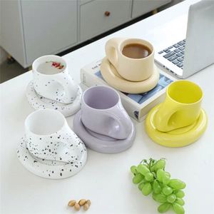 แก้วกาแฟเซรามิกพร้อมจานรองลายเพ้นท์สีสันสดใสสไตล์นอร์ดิก ดีไซน์แปลกใหม่ รูปทรงอ้วน สำหรับใส่มาการอง - Product Image 6
