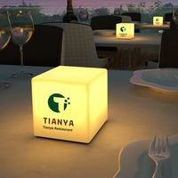 Boîte à lumière LED à intensité variable personnalisée avec logo, indice de protection IP65, LED RVB/blanches pour salons professionnels, conférences - Lampe de centre de table publicitaire