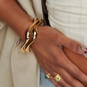 Universe Jewelry Diseño geométrico de moda Aniversario budista Chapado en oro Pulsera de acero inoxidable de 18 quilates para mujer - Product Image 1
