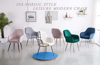Chaise de salle à manger de style moderne du milieu du siècle, en velours, avec pieds en métal chromé doré, pour chambre, hôtel, restaurant, café, en vente