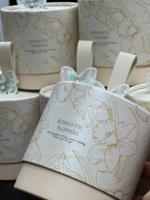 Zarte, mit Perlen besetzte Schmetterlings-Schleife Zylindrische Geschenkbox - Luxuriöse Verpackung für Datteln & Pralinen für Arabische Hochzeiten