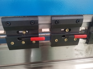 Abrazaderas de Liberación Rápida para Prensas Plegadoras <span class=keywords><strong>Amada</strong></span> <span class=keywords><strong>Promecam</strong></span>, Portaherramientas CNC de Alta Precisión para Máquinas de Plegado de Chapa Metálica - Product Image 3