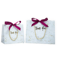 Sac cadeau en carton personnalisé de luxe, recyclable, avec impression d'écran, logo, emballage pour les achats, avec poignées en ruban