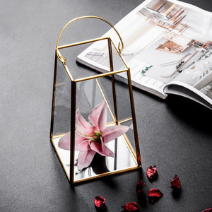 Portacandele Geometrico in Ferro e Vetro a Forma di Trapezio, Terrario Sospeso, Centrotavola per Interni ed Esterni, Vaso Decorativo - Product Image 4