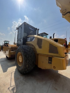 รถบดอัดสั่นสะเทือน CAT CS76 มือสอง รถบดอัดล้อเรียบแบบสั่นสะเทือน CAT CS76 CS683E มีสินค้าพร้อมขาย - Product Image 3
