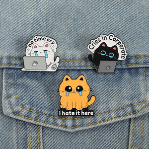 Épinglette en émail « Cries in Corporate » avec citation amusante sur <span class=keywords><strong>le</strong></span> thème des chats et des animaux, « No Time Cry I Hate It Here », broche, badge de revers, bijou, cadeau - Product Image 1