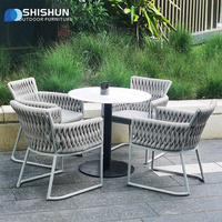 Ensemble de table et de chaises de salle à manger d'extérieur en métal durable et moderne pour villa, jardin, cour, hôtel et restaurant