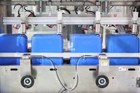 Machine de remplissage et de bouchage linéaire automatique pour bidons / fûts / seaux / barils en plastique de 5L 10L 20L 25L, bidon en PEHD de 20 litres