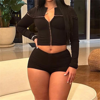 Ensemble 2 pièces sexy : Crop top à manches longues ajouré avec crochets métalliques et short moulant