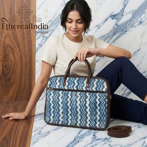Sac pour ordinateur portable Ikat Rug en coton bleu imprimé au bloc, sac fourre-tout de bureau avec poignée en résine et bandoulière - Product Image 5