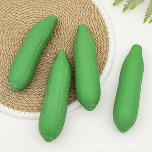 Jouet à presser réaliste et original en forme de légumes et de fruits - jouet anti-stress en forme de concombre pour enfants et adultes, fabriqué en TPR - Product Image 2