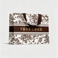 Sac en carton ivoire de luxe moderne, poignée en ruban dissimulée à l'intérieur, logo personnalisé pour l'emballage cosmétique