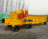 Moulin à bois électrique avec une branche d'arbre humide, Broyeur, machine pour broyer le bois