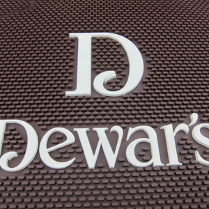 Alfombrilla de barra para Dewar's Dice Cup, artículo de Dewar's, artículo de ganso gris - Product Image 1